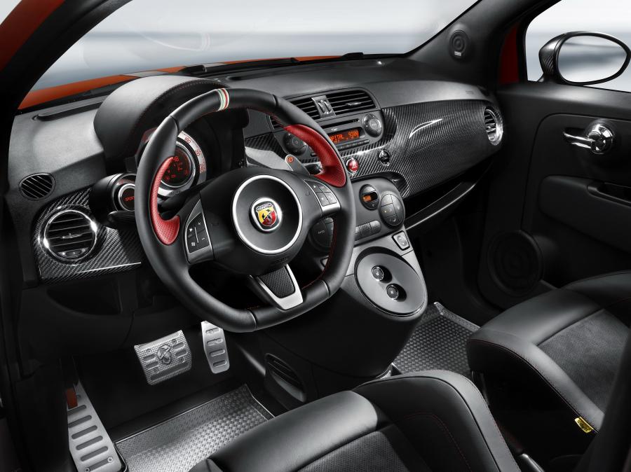  Fiat 695 Abarth Tributo Ferrari 2010 года  (фото 7 из 8)